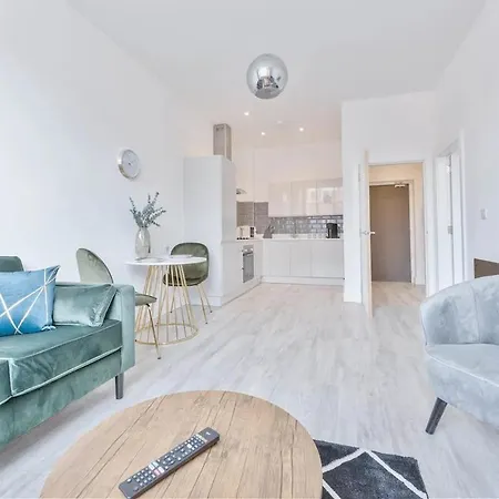 Pass The Keys Flat 4 - Comfy 1 Bedroom: Your Cosy Corner In The Apartment *